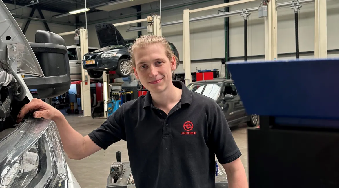 Jerome, eerste autotechnicus APK keurmeester in opleiding