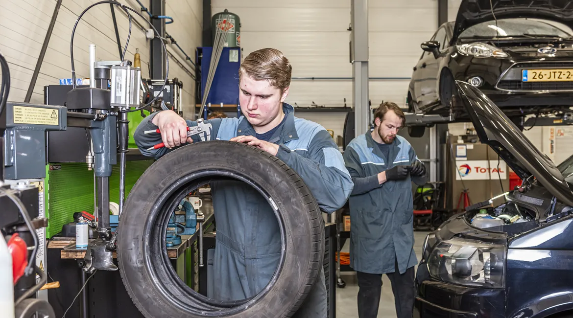 Monteurs van Bosch Car Service Berg en Wiggers in Amsterdam