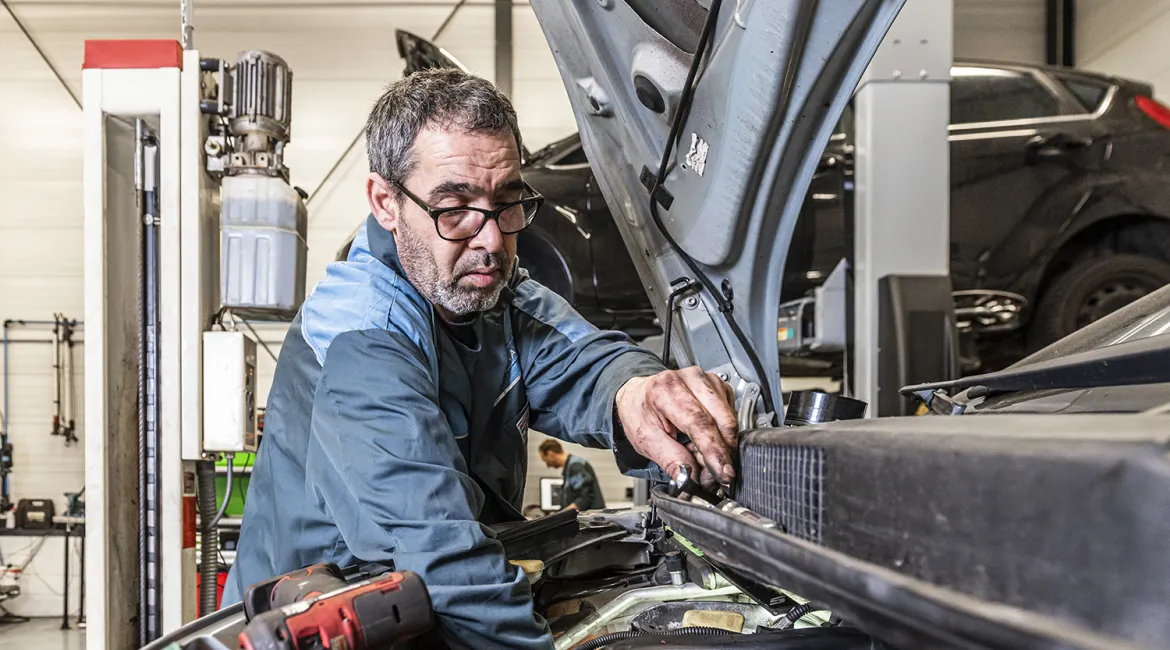 Monteur van Bosch Car Service Berg en Wiggers in Amsterdam