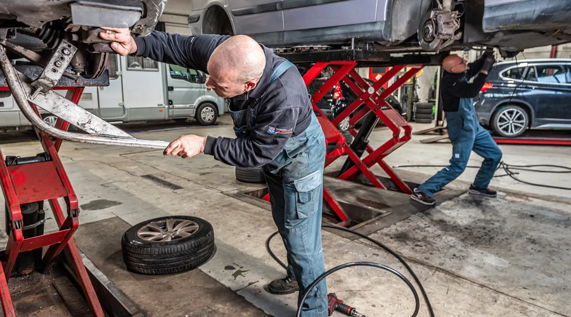 monteur van Bosch Car Service de Westerd