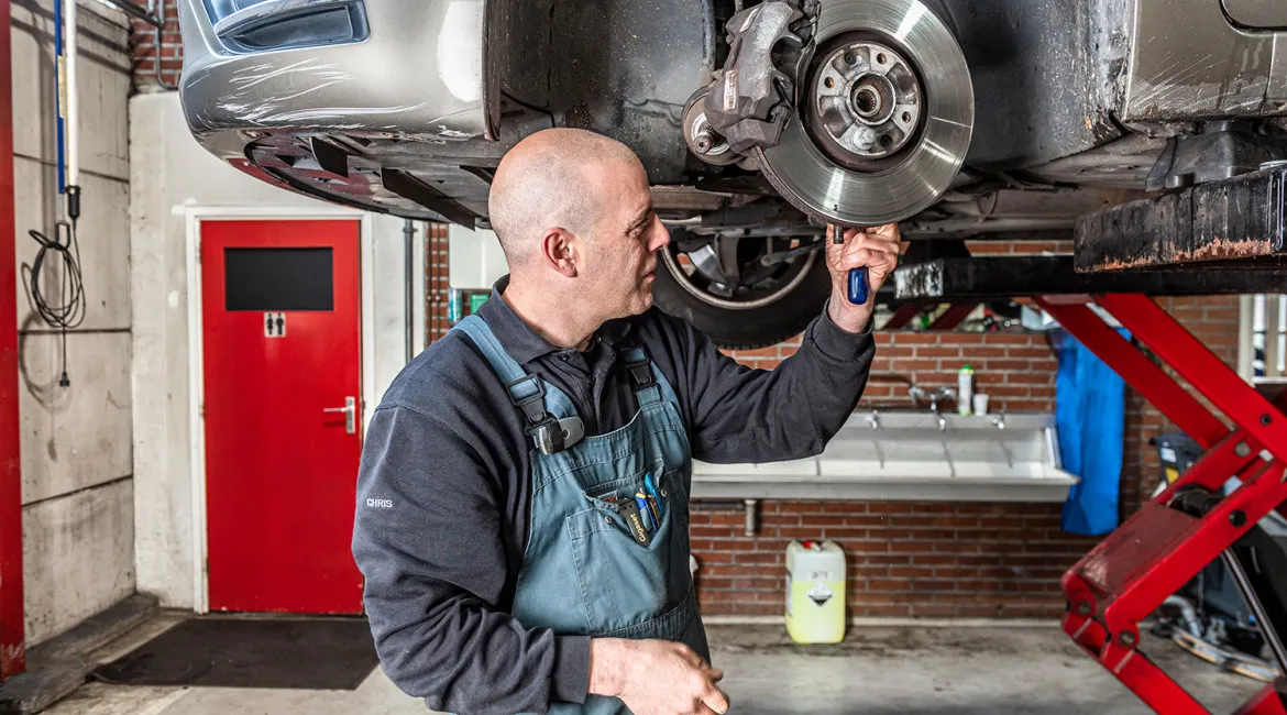 Monteur 2 van Bosch Car Service de Westerd