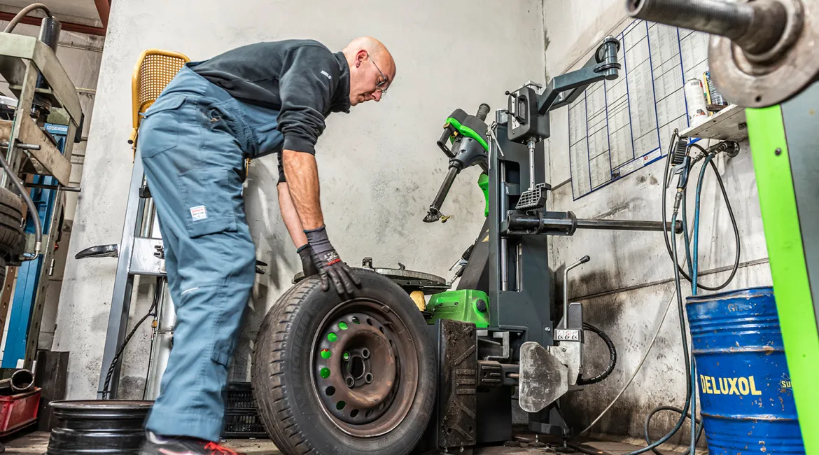 Monteur 3 van Bosch Car Service de Westerd