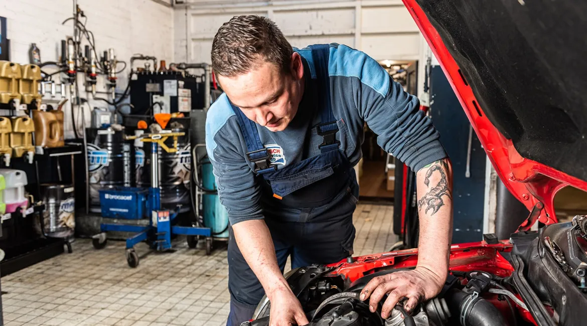 Monteur van Bosch Car Service Ericars Meerssen