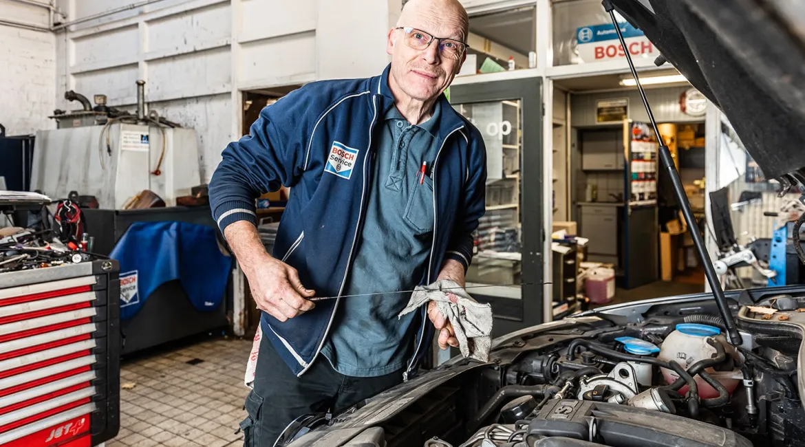 Monteur van Bosch Car Service Ericars Meerssen