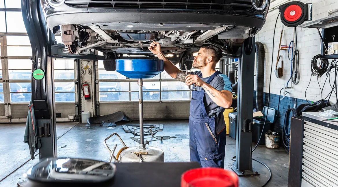 Monteur van Bosch Car Service Ericars Meerssen