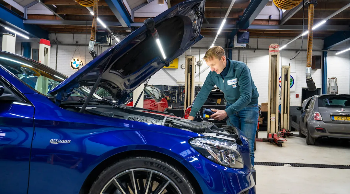 Mercedes van garage Piet Smink in Hoogland