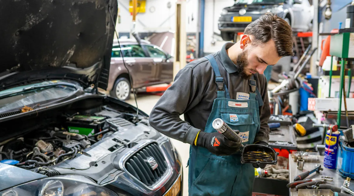 monteur van garage Piet Smink in Hoogland