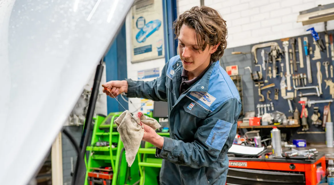 Monteur van garage Piet Smink in Hoogland