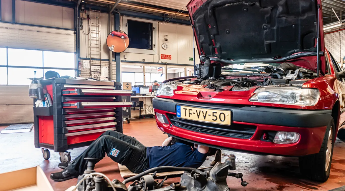 monteur onder de auto