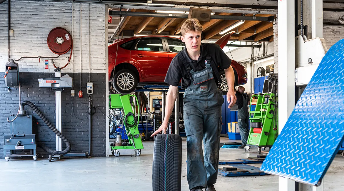 Monteur van Bosch Car Service Slootweg in Amersfoort
