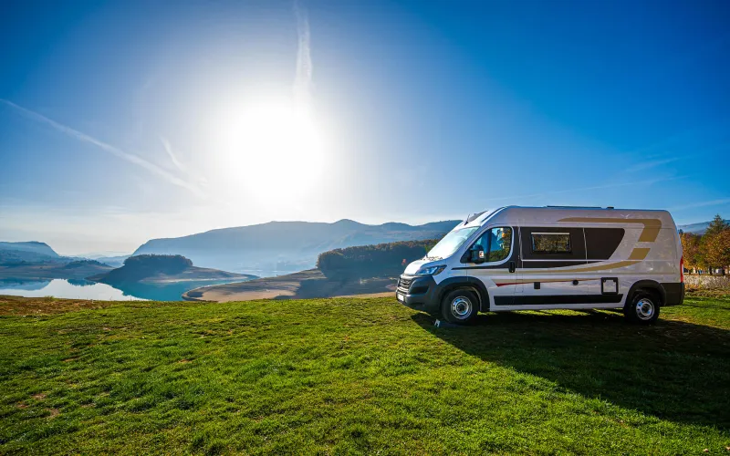 Camper op vakantieadres in de zon