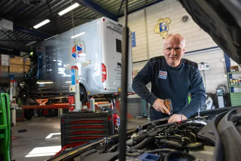 Monteur voert onderhoud uit aan auto