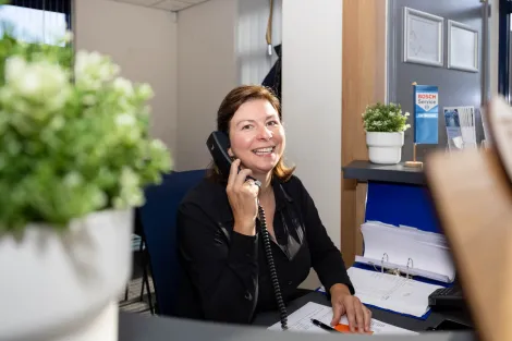 Bea Klop telefoneert