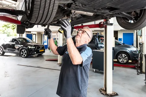 onderkant auto reparatie
