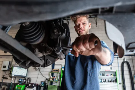 werken aan auto monteur kuyk